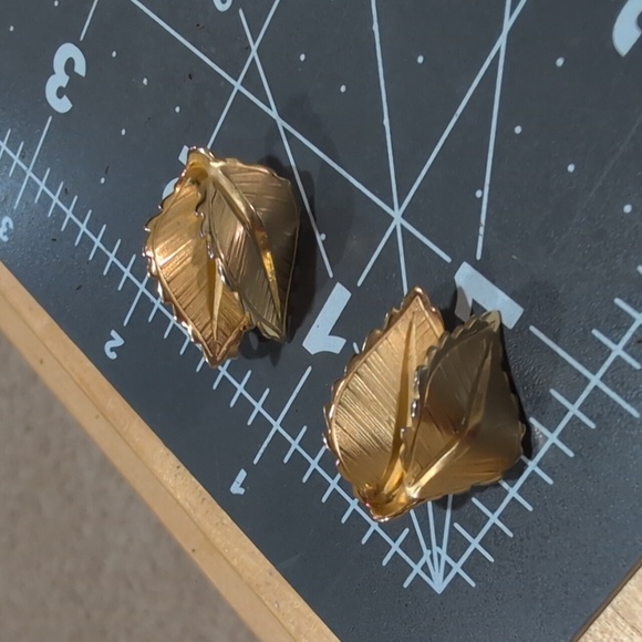 Vintage Giovanni Gold Tone Double Textured Leaf Clip-on Earrings - Picture 4 of 4